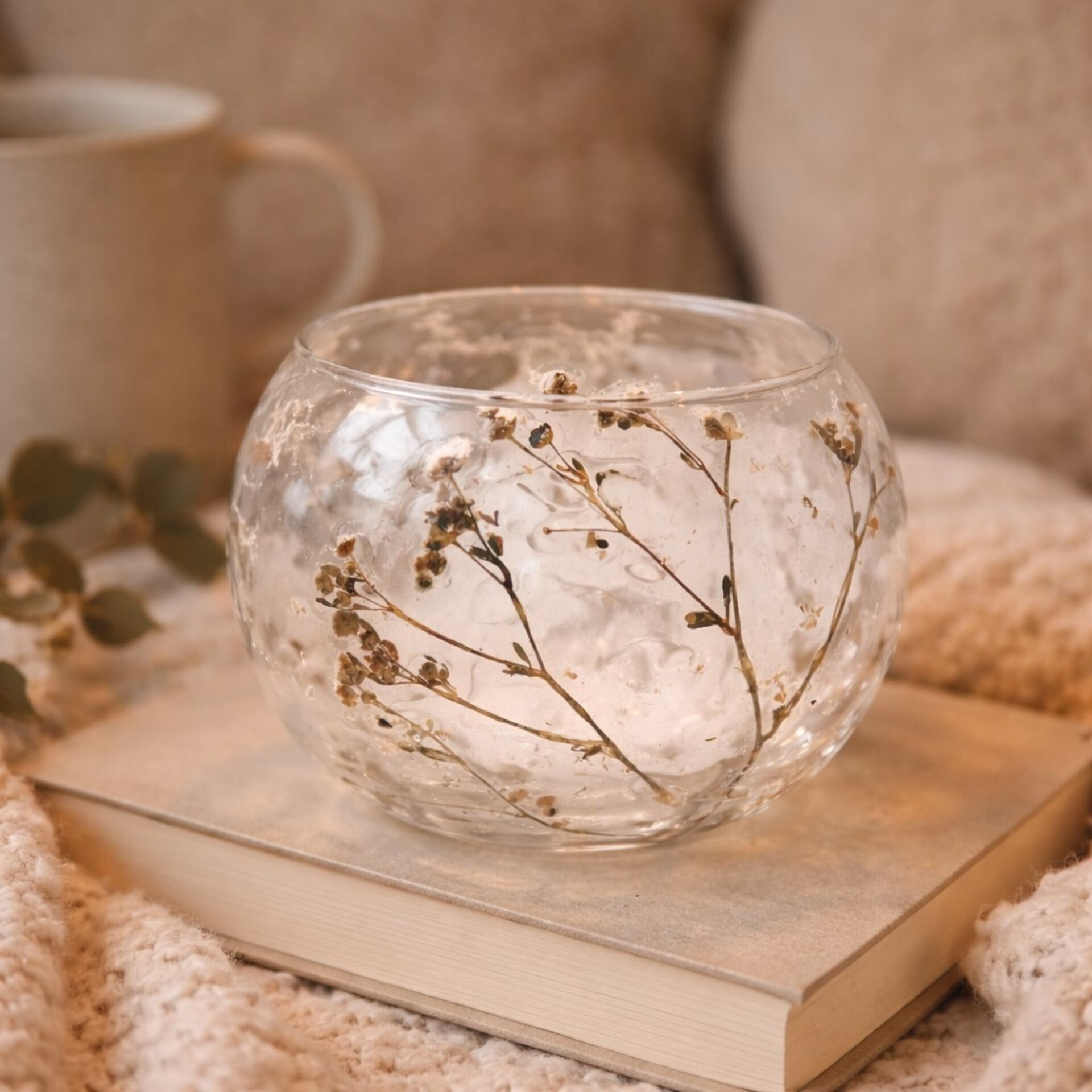 Portavelas de Vidrio Reciclado con Flores Naturales – Margarita (8x10 cm) - 2